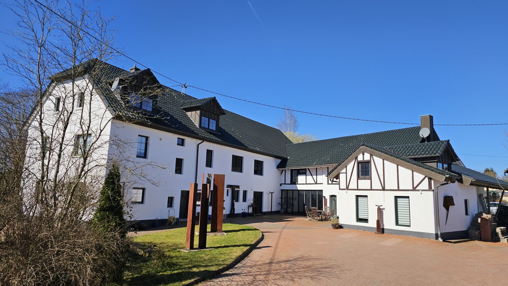 Außergewöhnliches Landhaus im Raum Altenkirchen: Wohnen und Arbeiten unter einem Dach