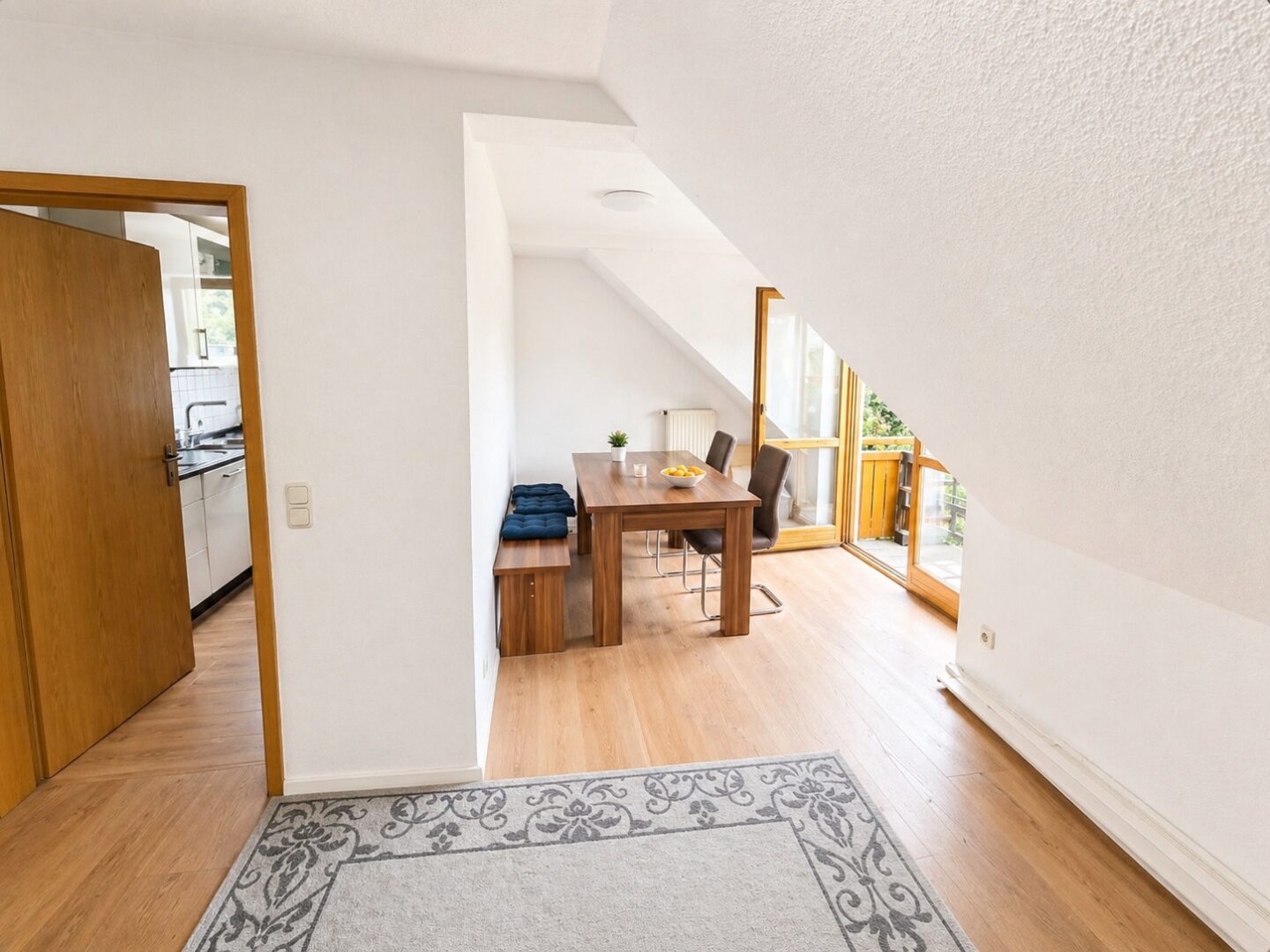 Attraktive Dachgeschosswohnung mit Balkon, Garage und Entwicklungspotenzial in ruhiger Lage