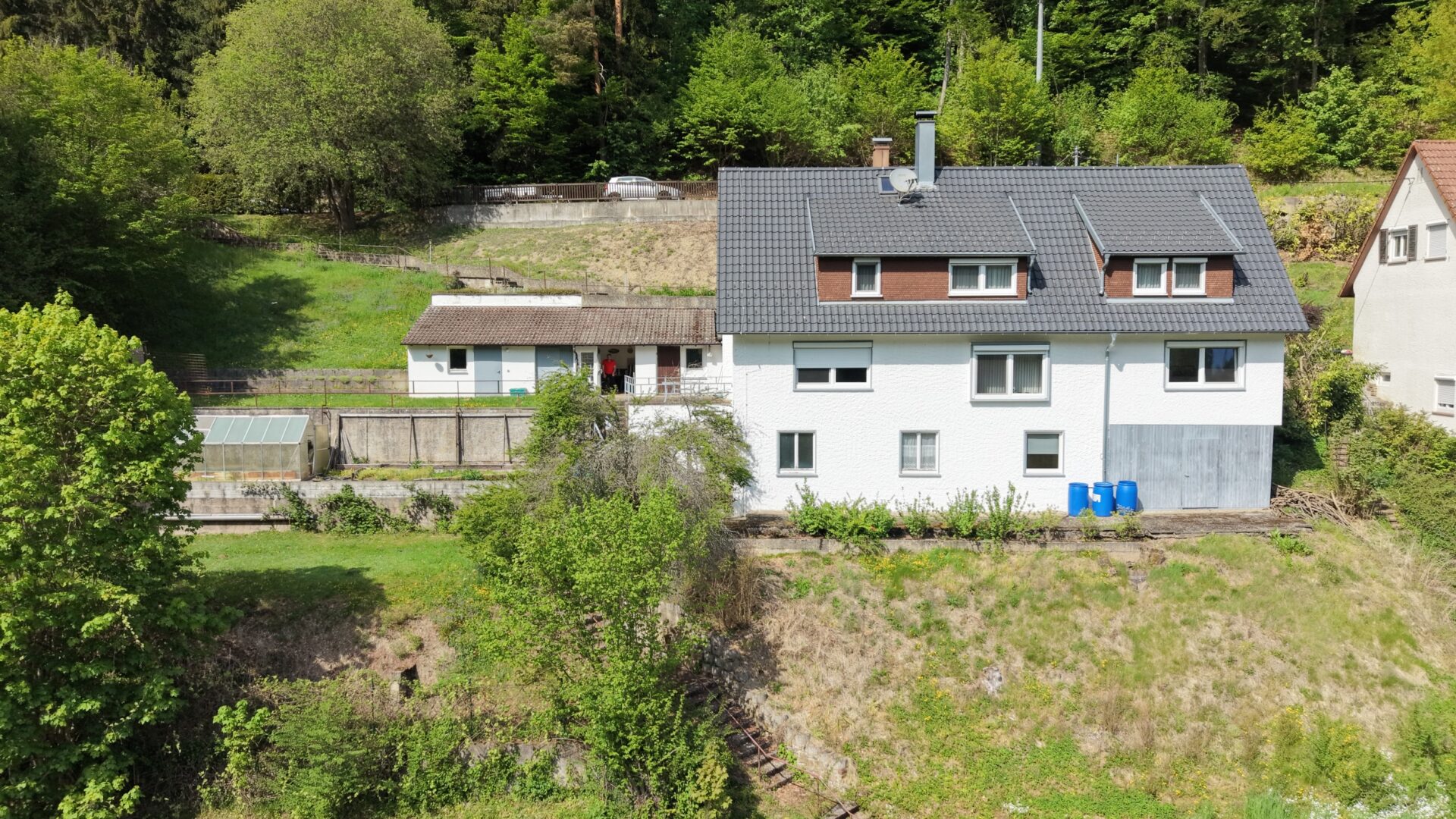 Geräumiges Zweifamilienhaus mit Garagen, Stellplätze und großem Garten in Altensteig-Berneck!