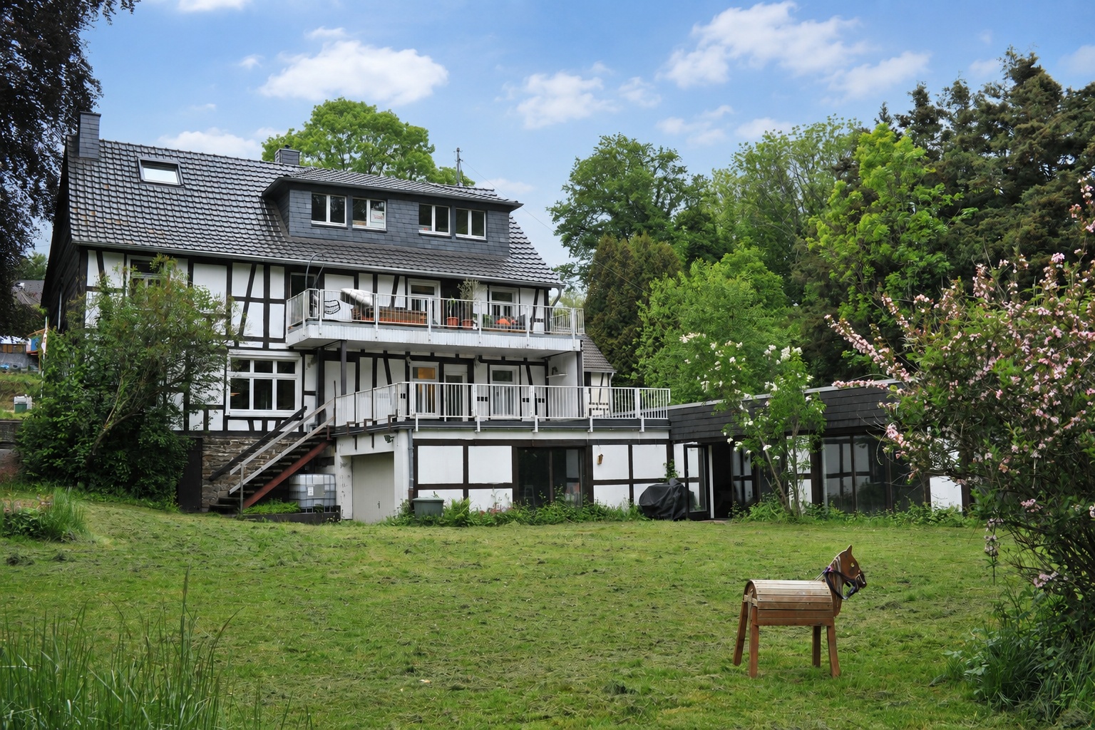 Traumhaftes Zweifamilienhaus mit eigenem Indoor Schwimmbad und 6500qm Grundstück!
