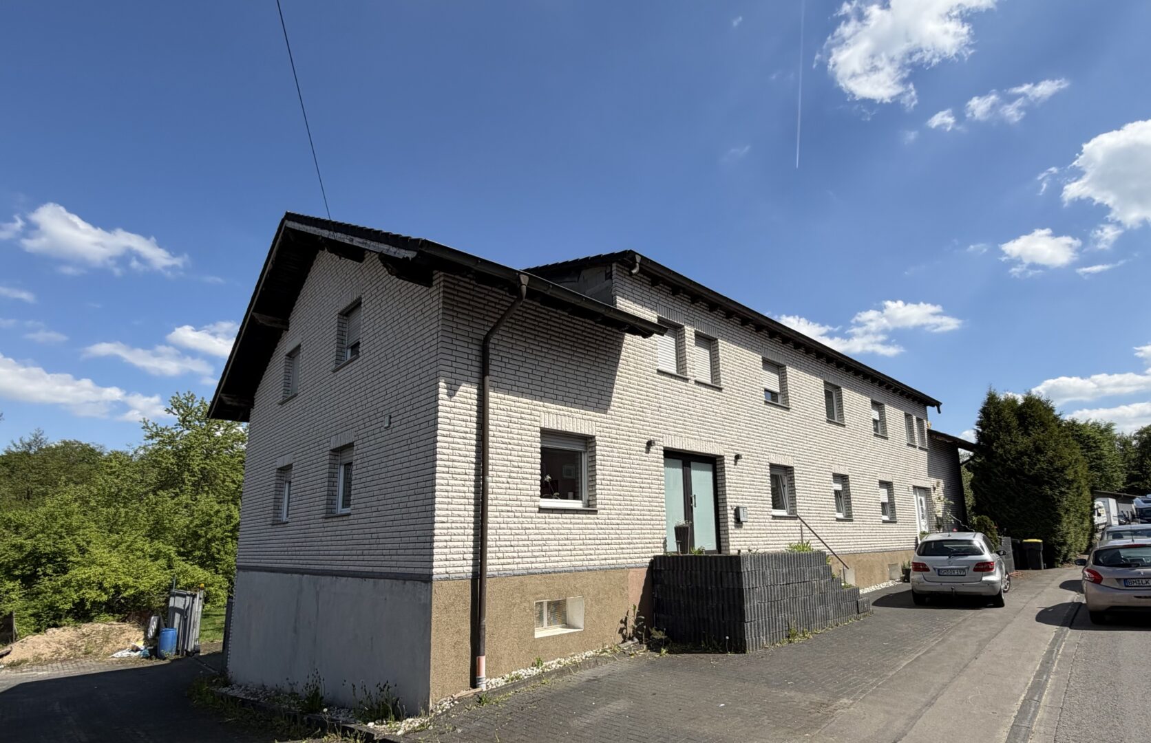 Vollverklinkertes Wohn- und Geschäftshaus: Großzügiger Platz, hochwertige Sanierung und 2.500 qm Grs